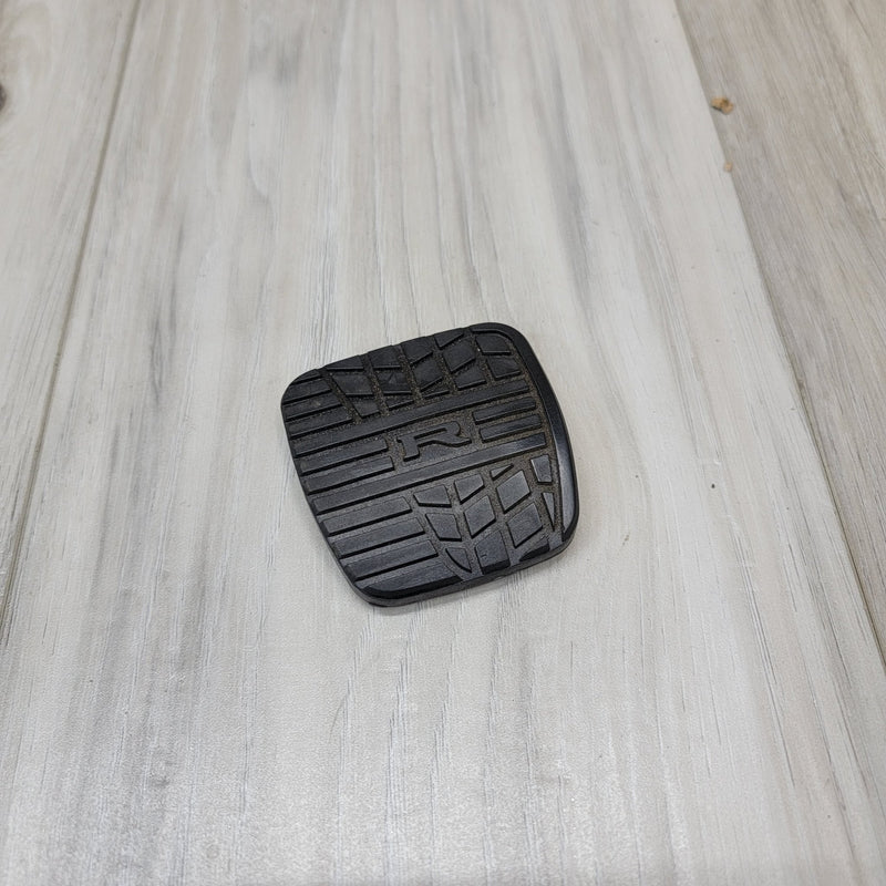 Cargue la imagen en el visor de la galería, Nissan R32 Skyline GTR Clutch Pedal Pad Cover - NizmoPartsPlug
