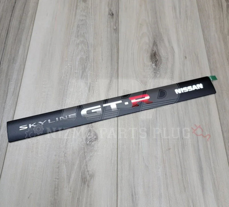 Load image into Gallery viewer, Nissan R34 Skyline GT-R Rocker Cover Center Ornament - NizmoPartsPlug
