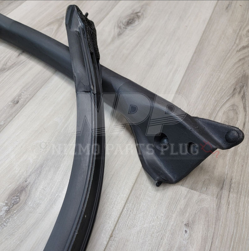 Load image into Gallery viewer, Nissan R34 Skyline Coupe RH Upper Window Weatherstrip - NizmoPartsPlug
