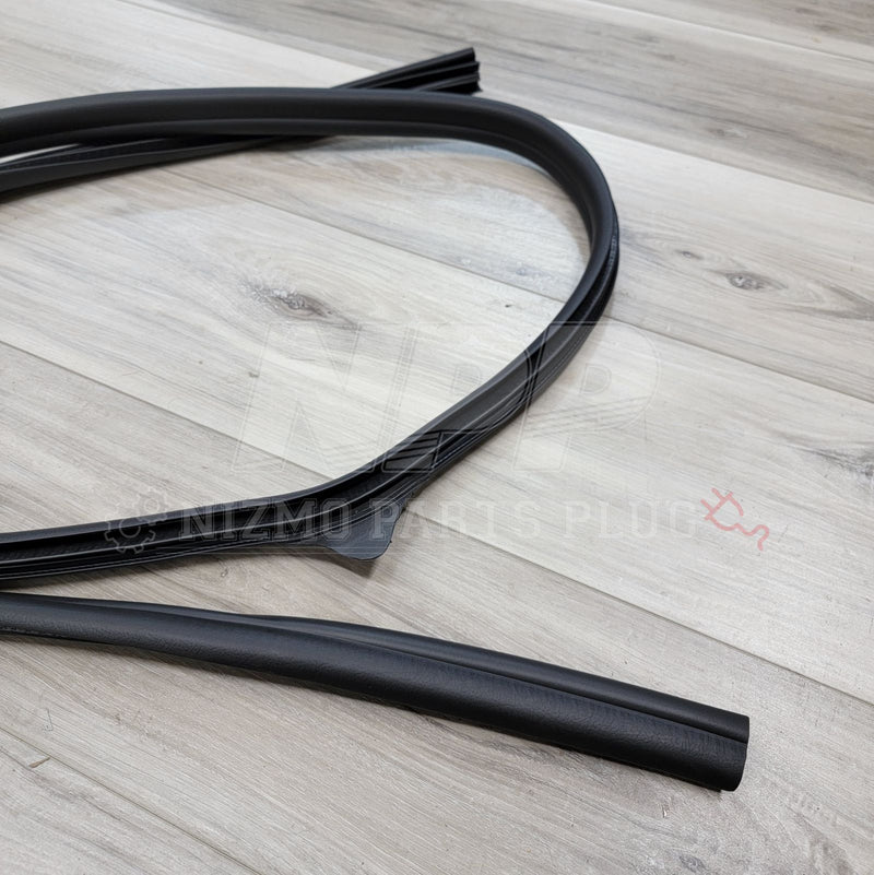 Load image into Gallery viewer, Nissan R34 Skyline Sedan Models RH Front Body Welt Molding - NizmoPartsPlug
