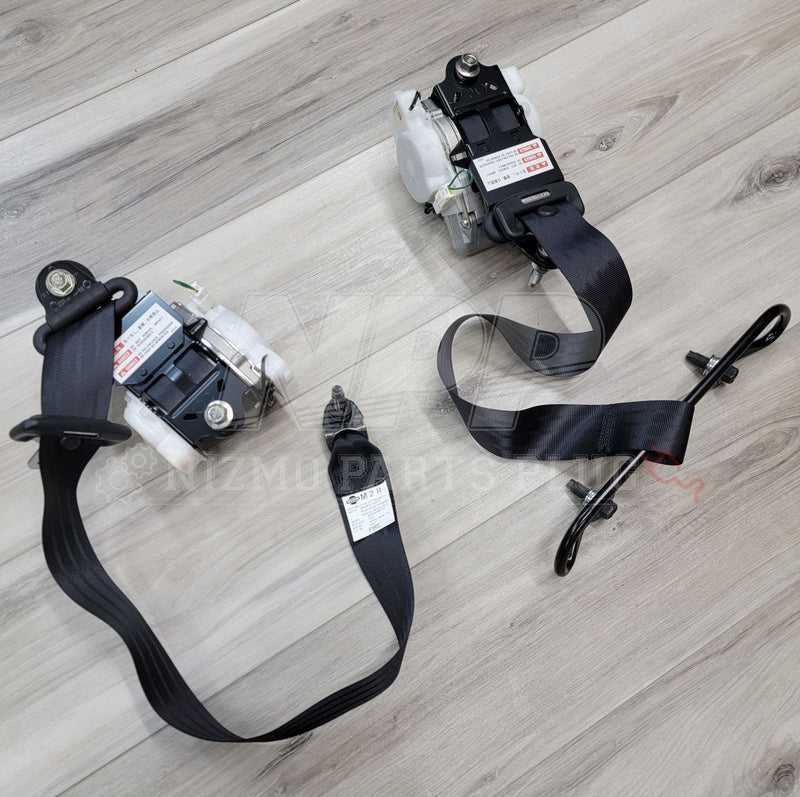 Load image into Gallery viewer, Nissan R34 Skyline GTR Front Seat Belt Set (Early Model) - NizmoPartsPlug
