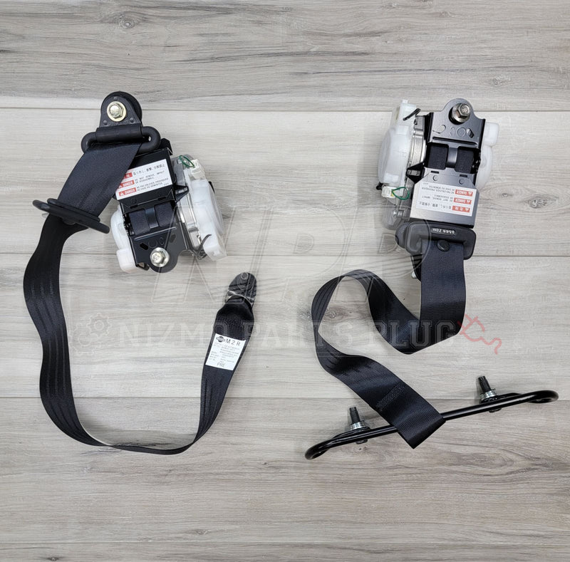 Load image into Gallery viewer, Nissan R34 Skyline GTR Front Seat Belt Set (Early Model) - NizmoPartsPlug
