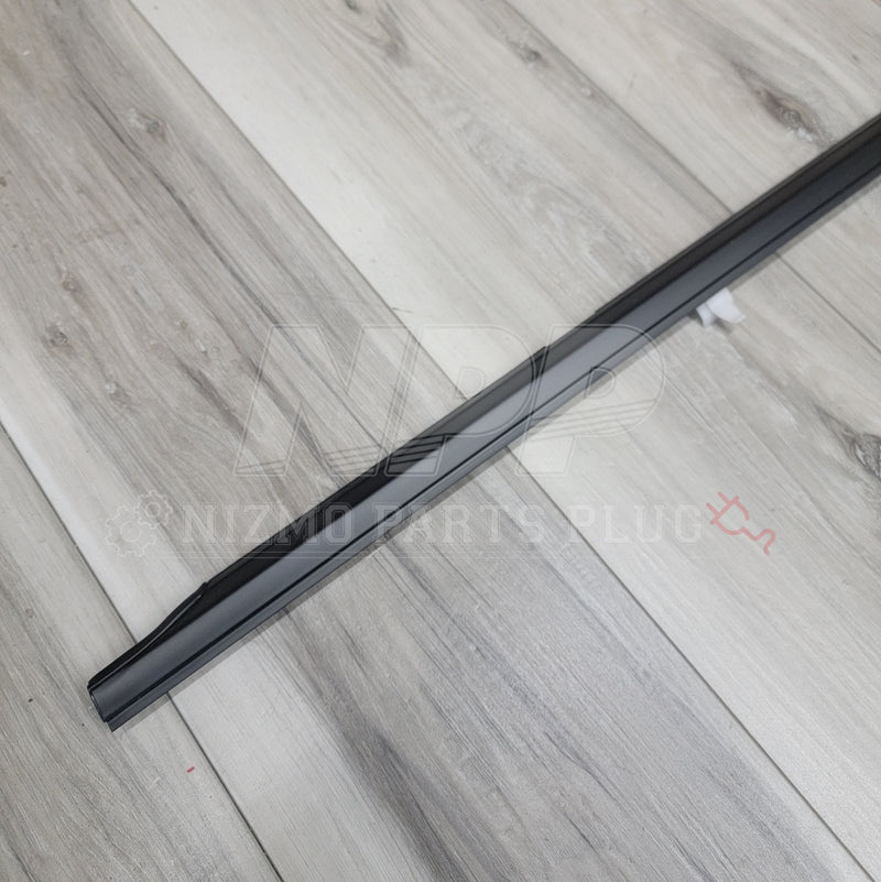 Cargue la imagen en el visor de la galería, Nissan R34 Skyline Sedan Rear RH Outer Door Molding - NizmoPartsPlug
