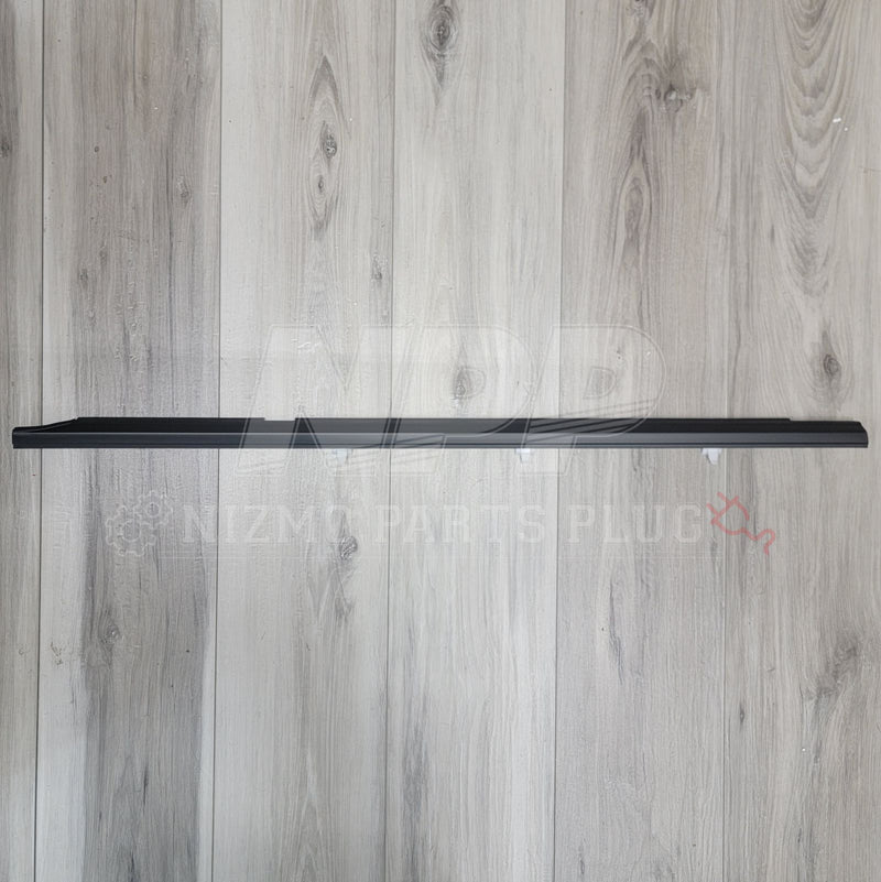 Cargue la imagen en el visor de la galería, Nissan R34 Skyline Sedan Rear RH Outer Door Molding - NizmoPartsPlug
