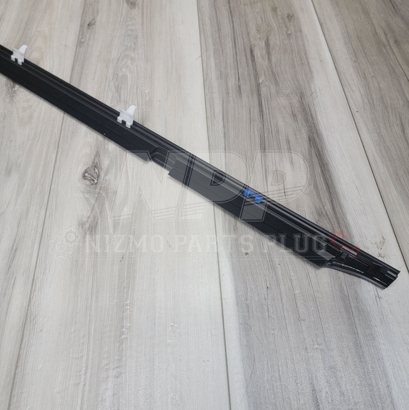 Cargue la imagen en el visor de la galería, Nissan R34 Skyline Sedan Rear RH Outer Door Molding - NizmoPartsPlug
