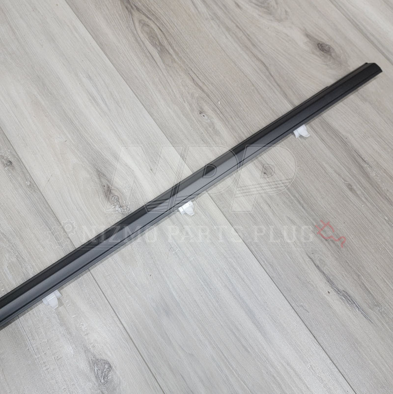 Cargue la imagen en el visor de la galería, Nissan R34 Skyline Sedan Rear RH Outer Door Molding - NizmoPartsPlug
