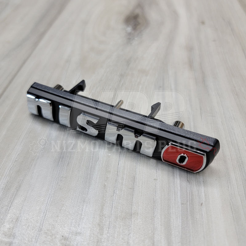 Cargue la imagen en el visor de la galería, Emblema de parrilla "NISMO" del Nissan R35 GT-R
