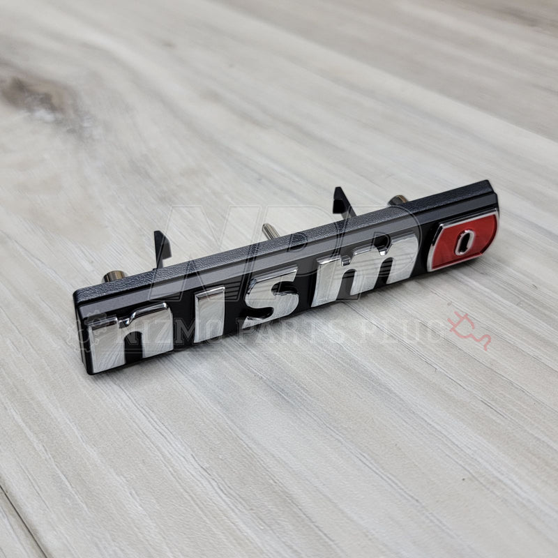 Cargue la imagen en el visor de la galería, Emblema de parrilla "NISMO" del Nissan R35 GT-R
