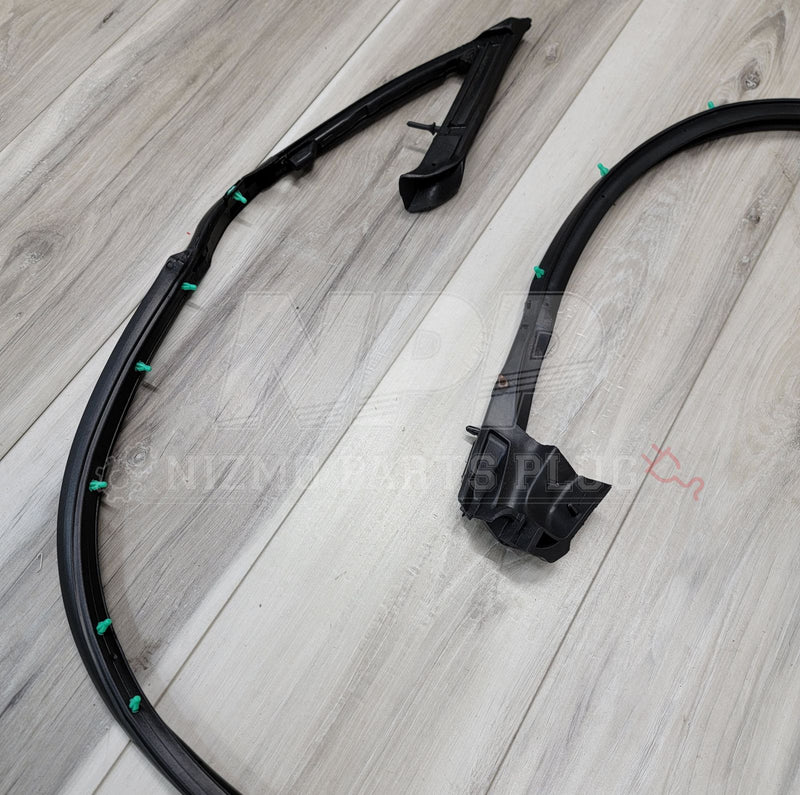 Cargue la imagen en el visor de la galería, Nissan R32 Skyline Coupe Front RH Door Weatherstrip Molding - NizmoPartsPlug
