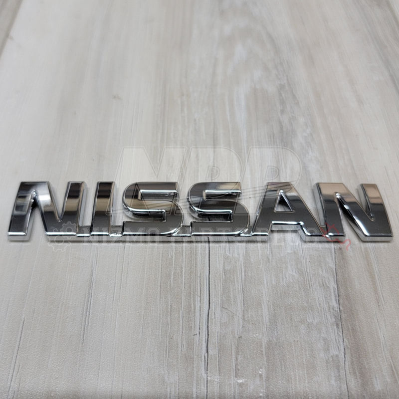 ギャラリービューアに画像をロードする, Nissan R32 Skyline "Nissan" Trunk Lid Emblem - NizmoPartsPlug
