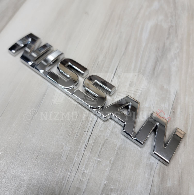 ギャラリービューアに画像をロードする, Nissan R32 Skyline "Nissan" Trunk Lid Emblem - NizmoPartsPlug
