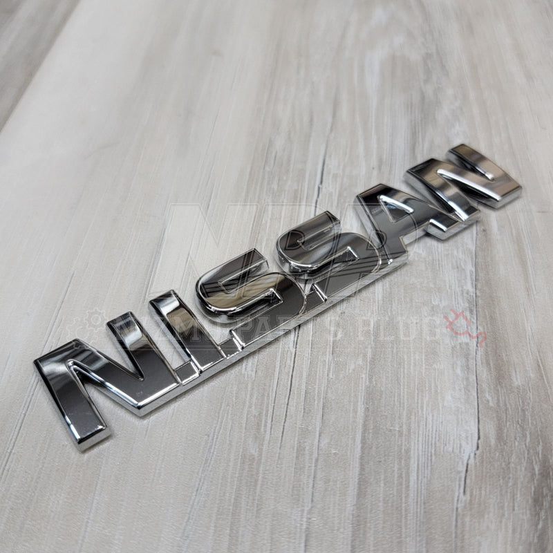 ギャラリービューアに画像をロードする, Nissan R32 Skyline "Nissan" Trunk Lid Emblem - NizmoPartsPlug
